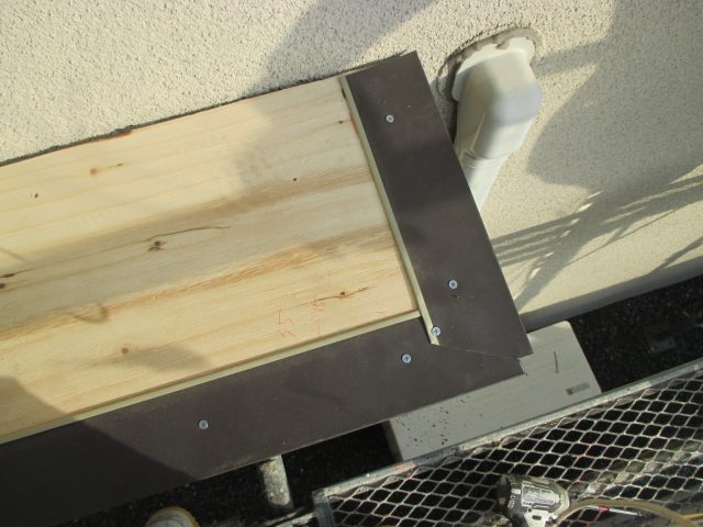 播磨町の庇補修にともなう唐草の施工